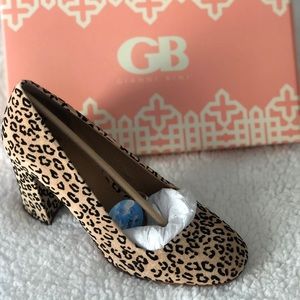 Leopard print pumps